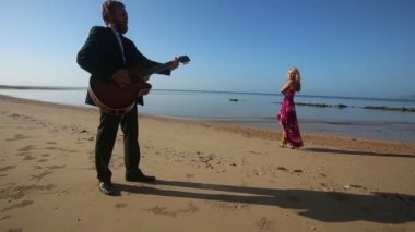 Adam gitar ve kız sahilde