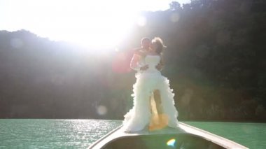 Gelin ve damat botta ayakta