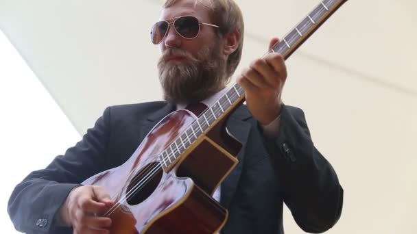 Barbudo tocando la guitarra — Vídeo de stock