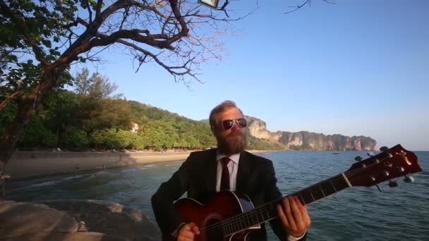 Бородатий гітарист грає на гітарі — стокове відео