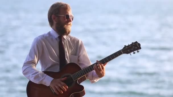 Guitarrista barbudo tocando la guitarra — Vídeos de Stock