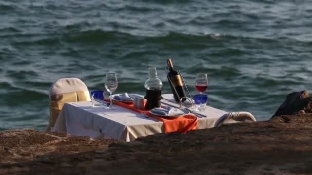 Стол ресторана на пляже — стоковое видео