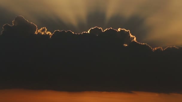 Zonsondergang zonnestralen boven zee — Stockvideo