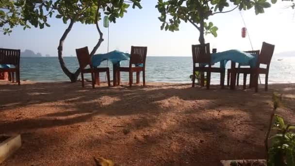 Столы ресторана на пляже — стоковое видео