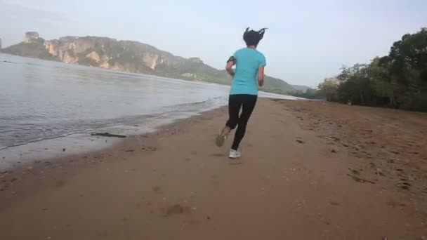 Menina correndo na praia — Vídeo de Stock