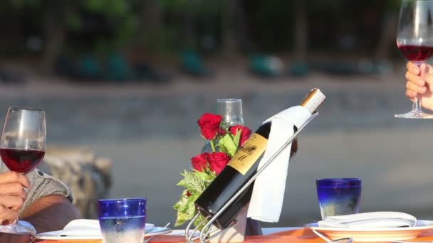 Mulher e homem no restaurante da praia — Vídeo de Stock