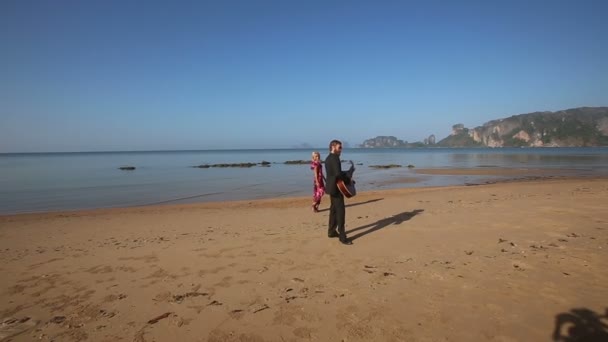 Hombre con guitarra y chica en la playa — Vídeos de Stock