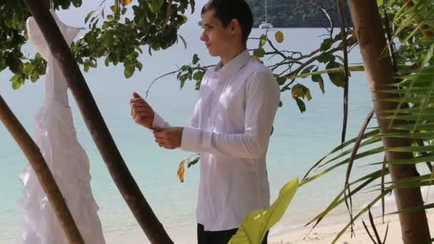 Groom dressing sur la plage — Video