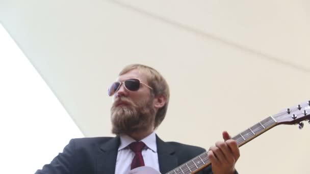 Chitarrista barbuto suonare la chitarra — Video Stock