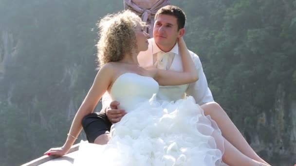 Bruid en bruidegom zitten in boot — Stockvideo