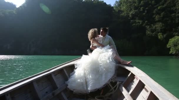 Νύφη και ο γαμπρός κάθεται σε βάρκα — Αρχείο Βίντεο