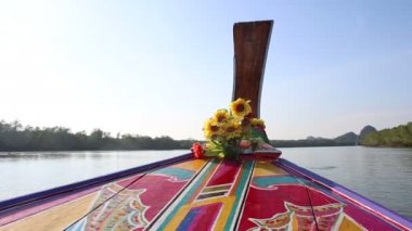 Tay longtail tekne Nehri üzerinde yelken