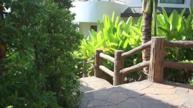 Adam gitar ile otobüs atlamak