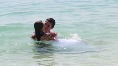 Gelin ve damat denizde öpüşme