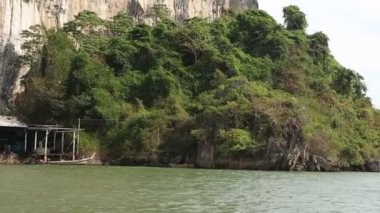 Tekne geçen tropik ada