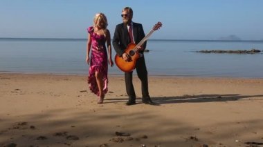 Kız ve gitarist sahilde
