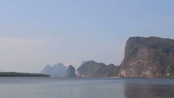 Thai boat near tropic island — Stock Video