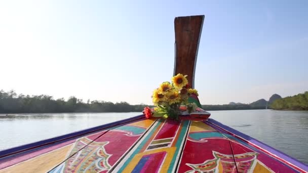 Thaise longtail boot zeilen op rivier — Stockvideo