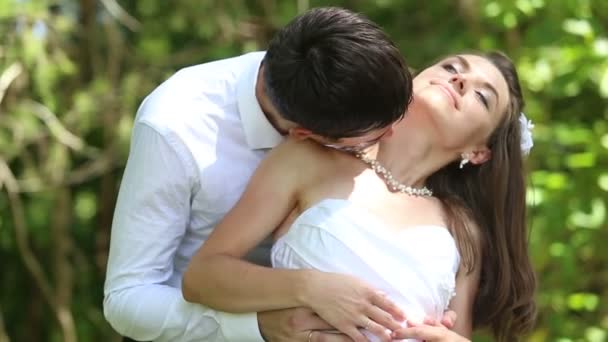 Novio besos novia — Vídeo de stock