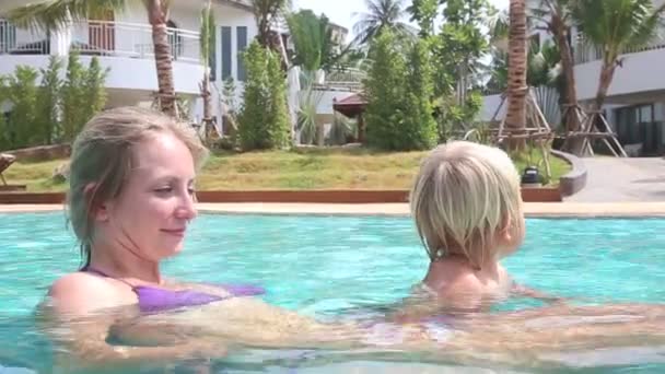 Madre y niña en la piscina — Vídeos de Stock