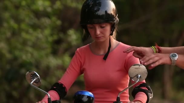 Mädchen lernt Rollerfahren — Stockvideo