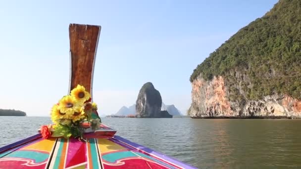 Thai longtail boat passing village — Stock Video