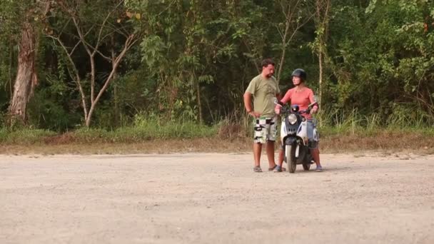 Scooter instructor teaching girl — Stock Video