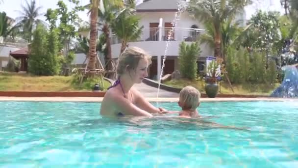 Madre y niña en la piscina — Vídeo de stock
