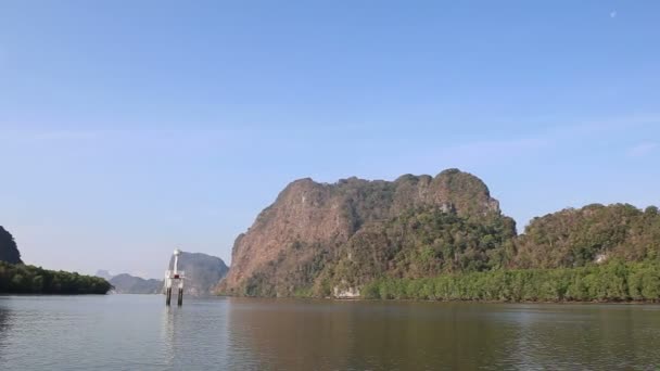 Passaggio della nave faro sul fiume — Video Stock