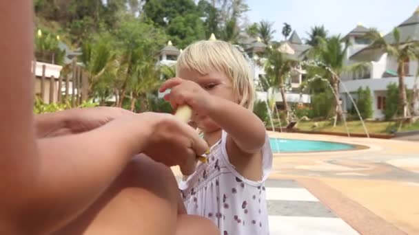 Malá holčička odběr banán od matky — Stock video