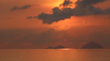 Sunrise yukarıda deniz ve adalar