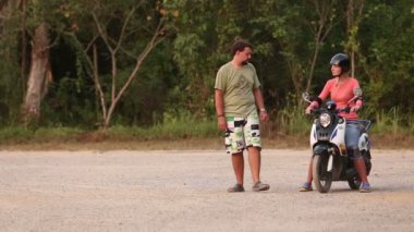 Kız sürücü scooter öğretim dersi