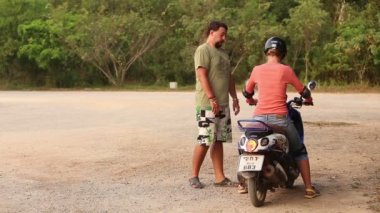 Kız sürücü scooter öğretim dersi