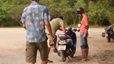 Kız sürücü scooter öğretim dersi