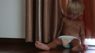 Küçük sarışın kız uyanma