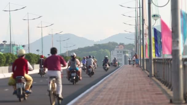 Cyclists and  motorcyclists in Vietnam city — Stock Video