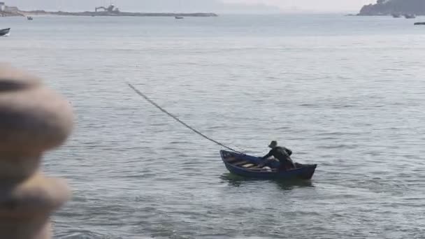 Вьетнамский рыбак на лодке — стоковое видео