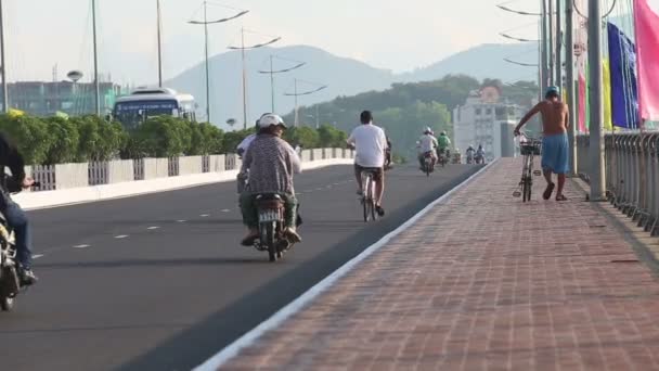Homem com bicicleta na cidade do Vietnã — Vídeo de Stock
