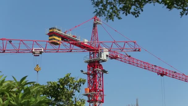 Grúa de construcción en verano — Vídeo de stock