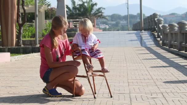 Petite fille avec mère dans la rue 