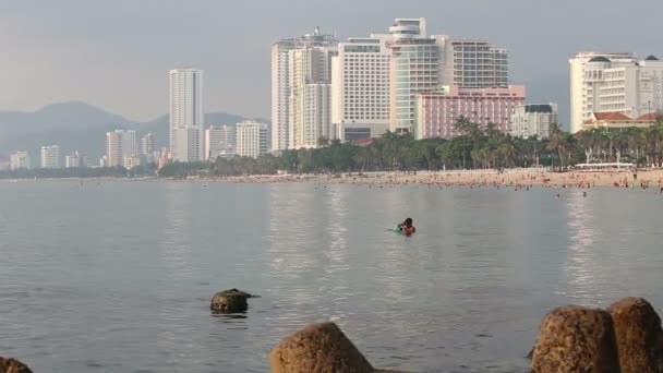 Pescador en el agua en Vietnam — Vídeo de stock