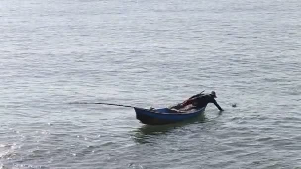 Pescador vietnamita en barco — Vídeos de Stock