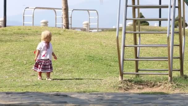 Menina loira no parque infantil — Vídeo de Stock