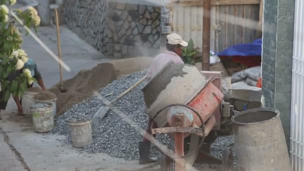 Constructores vietnamitas trabajando en la construcción — Vídeos de Stock