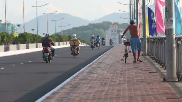 Homem com bicicleta na cidade do Vietnã — Vídeo de Stock