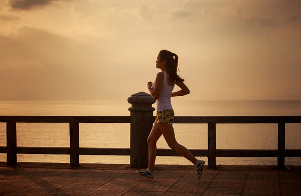 Asiática chica corriendo al amanecer —  Fotos de Stock