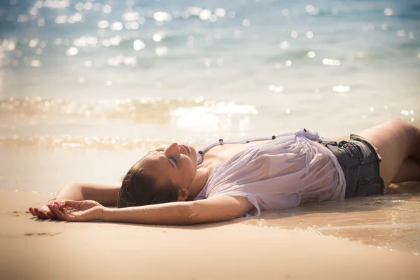 Sexy girl laying on sea beach — Stock Photo, Image