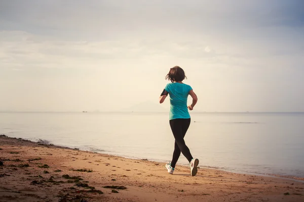 Chica joven corriendo en la playa del mar —  Fotos de Stock