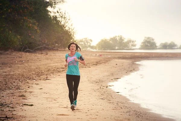 समुद्र किनारा चालत तरुण मुलगी — स्टॉक फोटो, इमेज