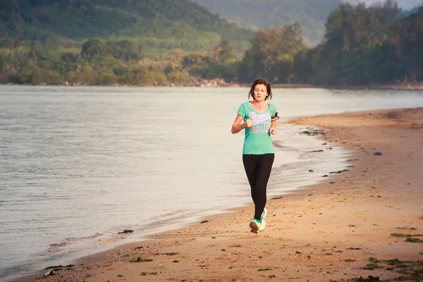 Chica joven corriendo en la playa del mar —  Fotos de Stock